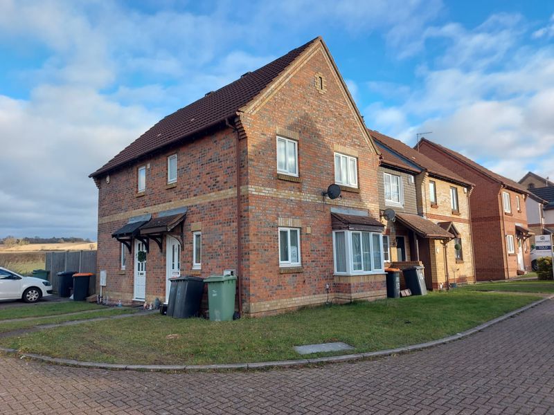 2 bed terraced house to rent in The Belfry, Bushmede, Luton LU2, £1,195