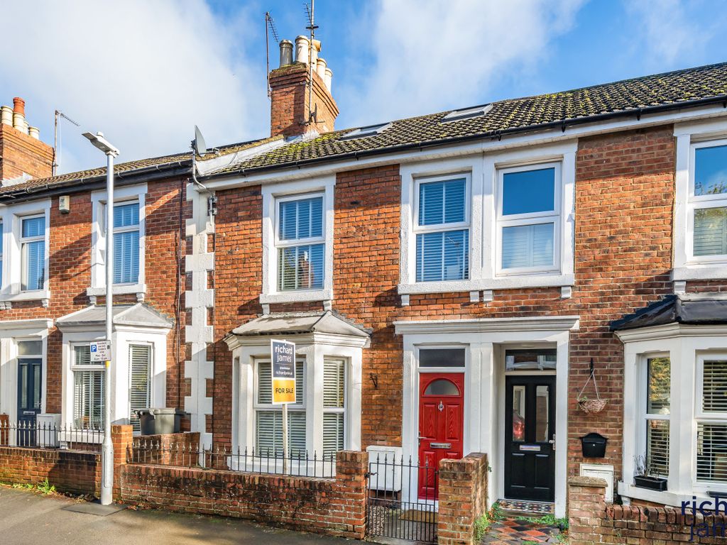 3 bed terraced house for sale in Avenue Road, Old Town, Swindon SN1, £