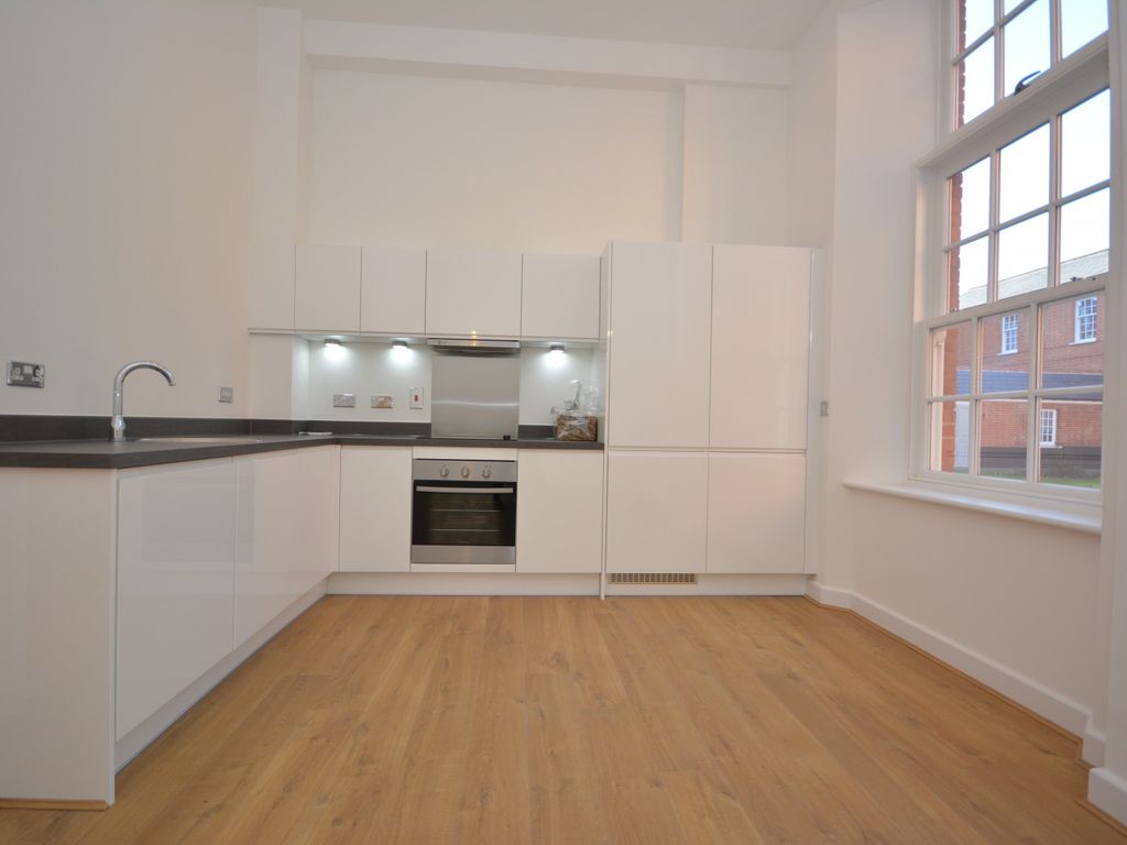 2 bed flat to rent in Grace Bartlett Gardens, Chelmsford CM2, £1,300