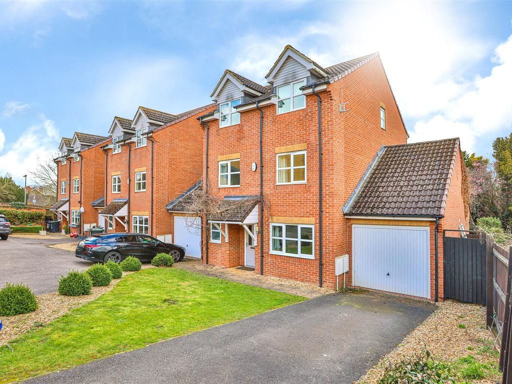 4 bed detached house for sale in Chestnut Drive, Thrapston, Kettering