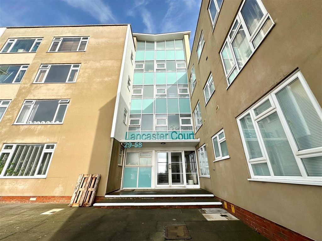 Studio to rent in Lancaster Court, Kingsway, Hove BN3, £800 pcm Zoopla