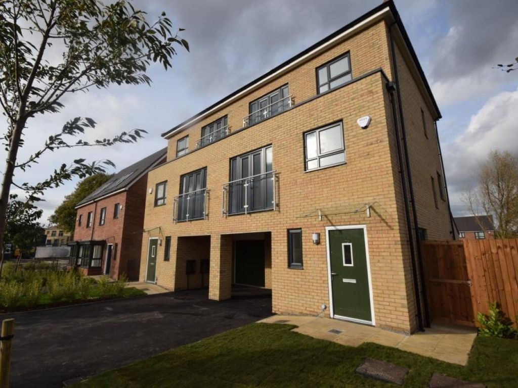 4 bed barn conversion to rent in Meadow Road Salford, Greater