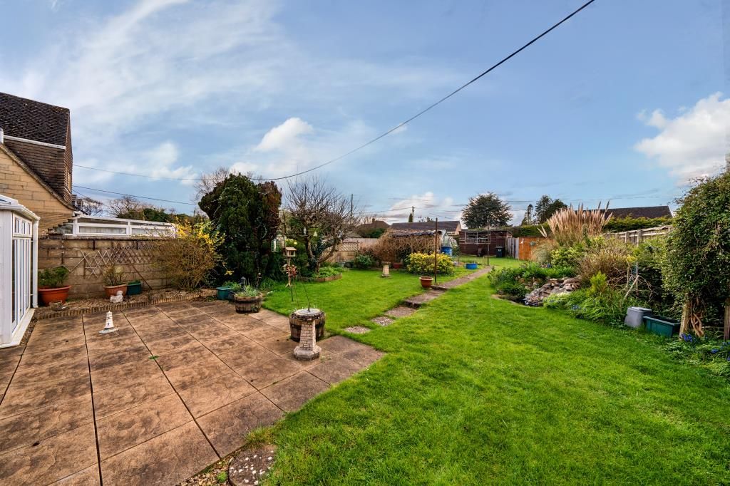 3 bed detached house for sale in Springfield Park, Witney OX28, £