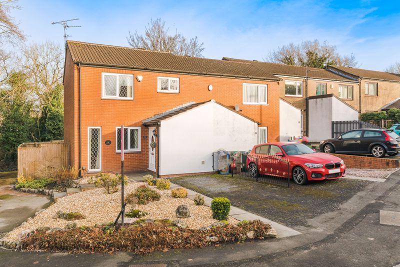 3 bed end terrace house for sale in Pingle Croft, ClaytonLeWoods