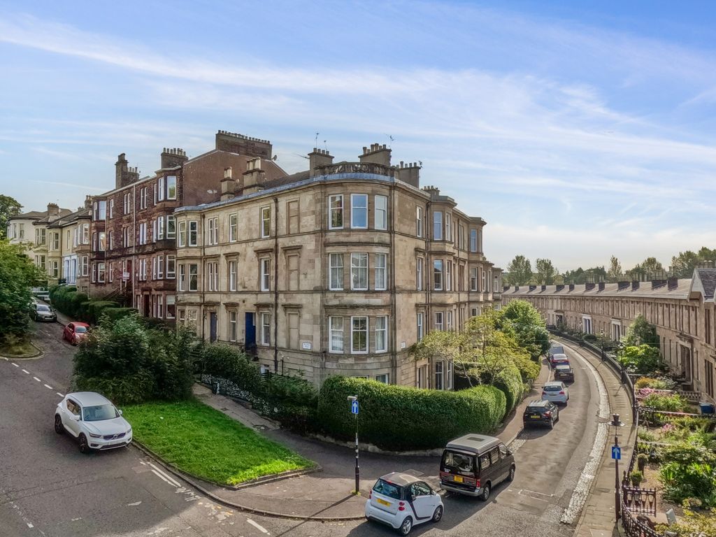 3 bed flat for sale in Millbrae Road, Langside, Glasgow G42, £289,000