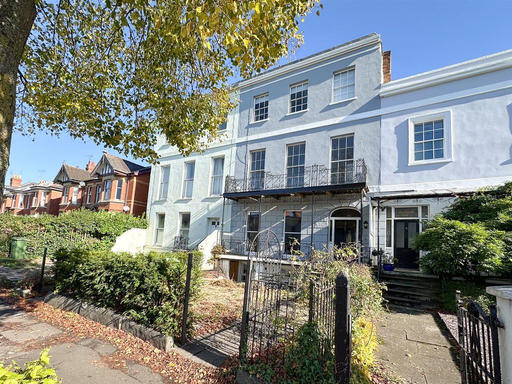 2 bed flat to rent in London Road, Charlton Kings, Cheltenham GL52, £