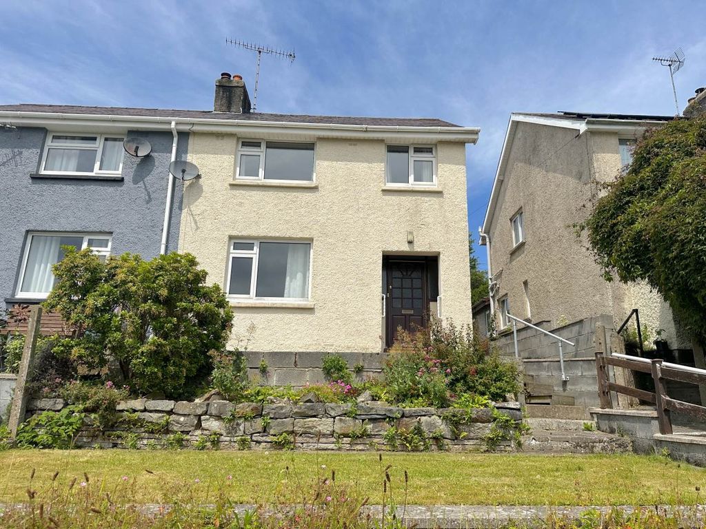 3 bed terraced house for sale in Penllwyn Estate, Capel Bangor