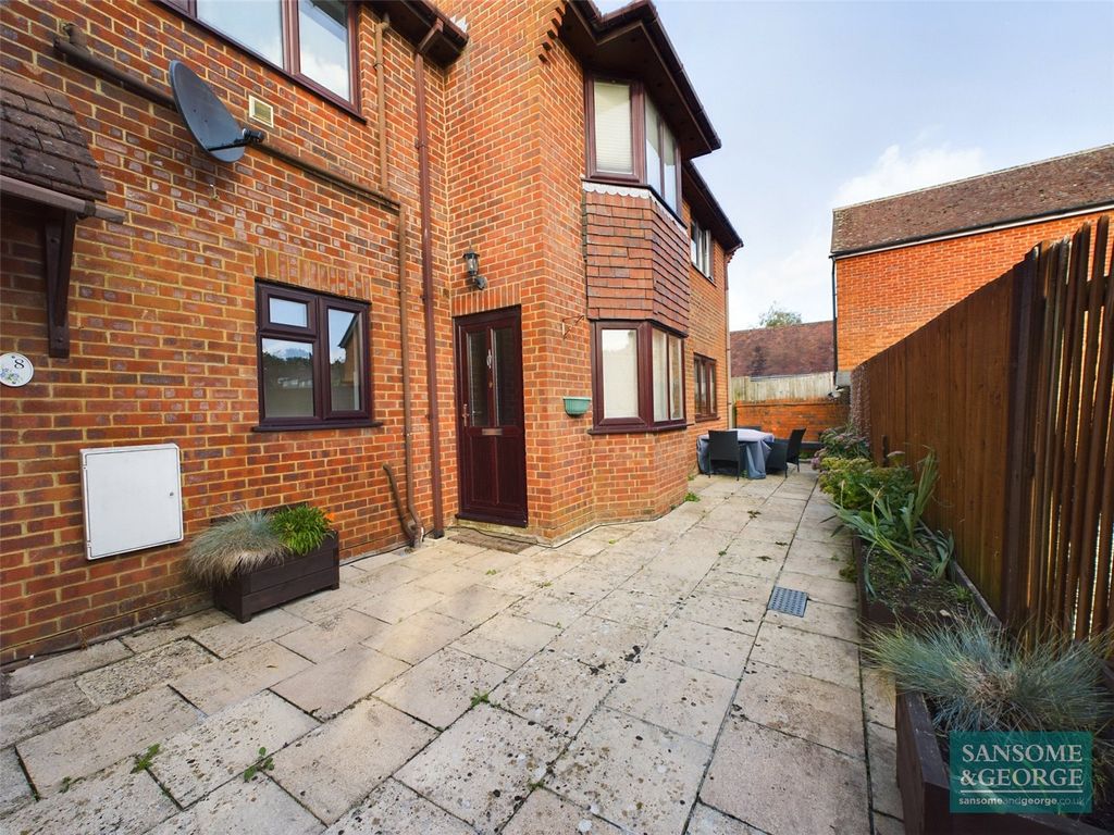 1 bed terraced house to rent in Phoenix Court, Kingsclere, Newbury