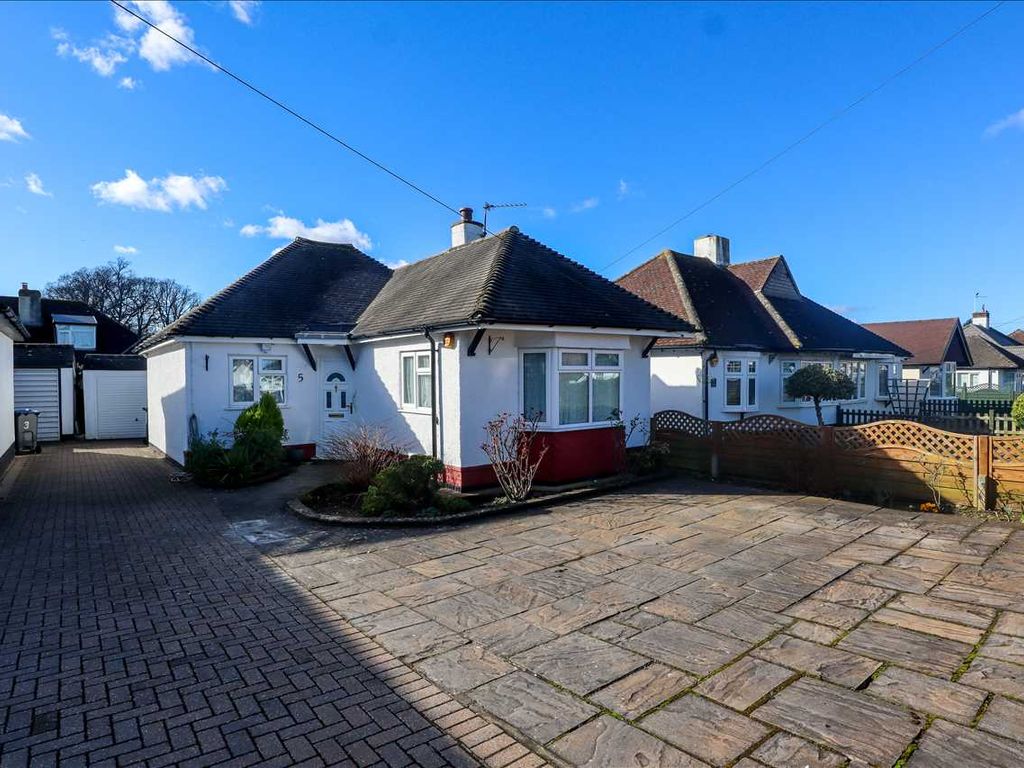 3 bed bungalow for sale in Avenue, Old Coulsdon, Coulsdon CR5, £