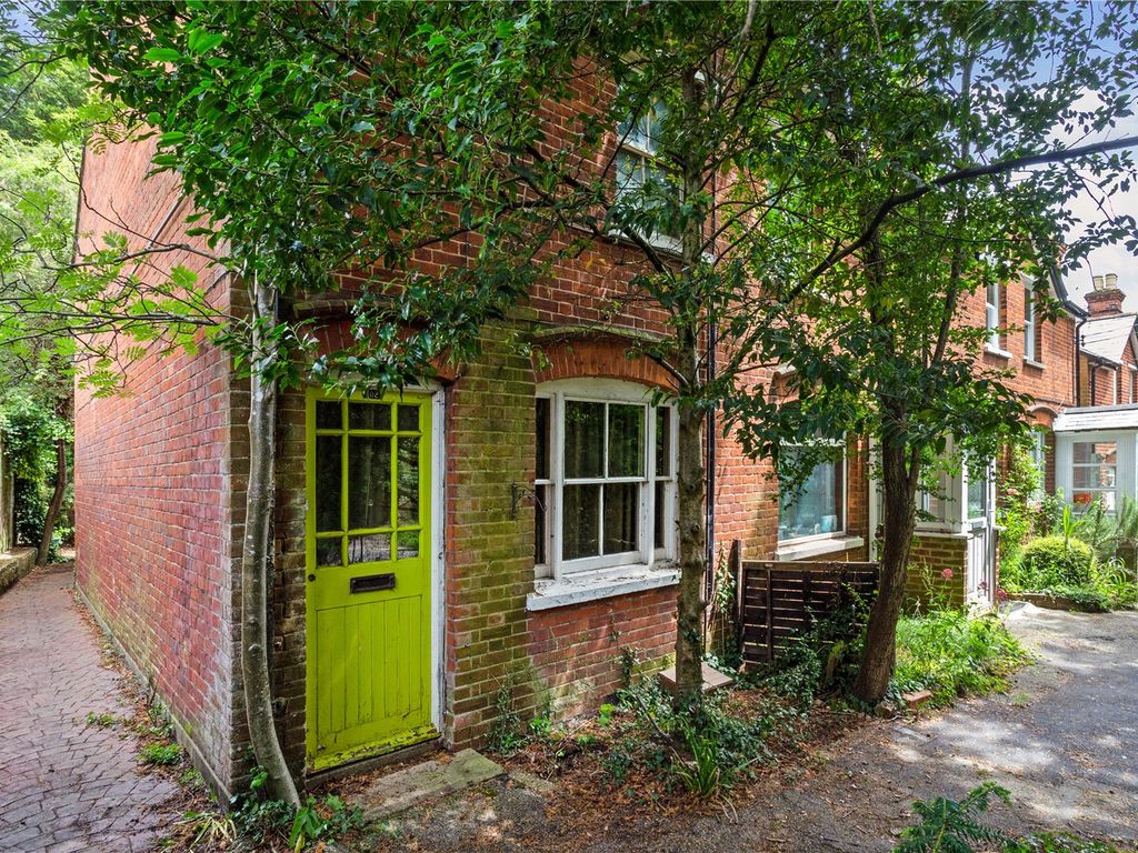 2 bed end terrace house for sale in Oxford Road, Marlow