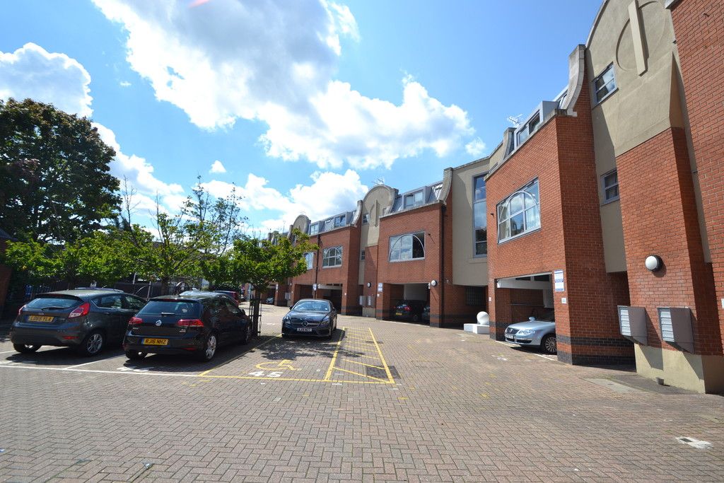 1 bed flat to rent in Barnsbury Lane, Surbiton KT5, £1,300 pcm Zoopla