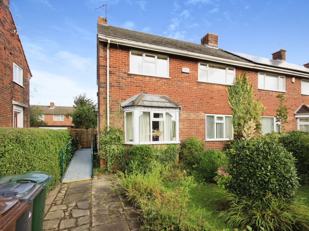 3 bed semidetached house for sale in Pear Tree Avenue, Bramley