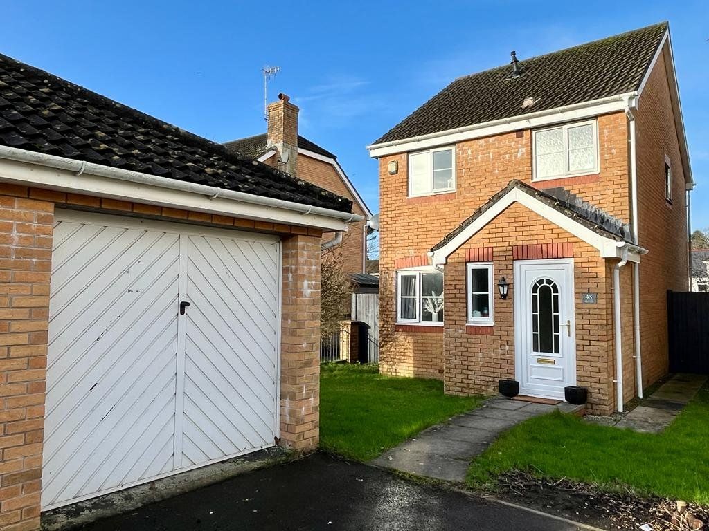 3 bed detached house for sale in Cae Castell, Loughor, Swansea SA4, £
