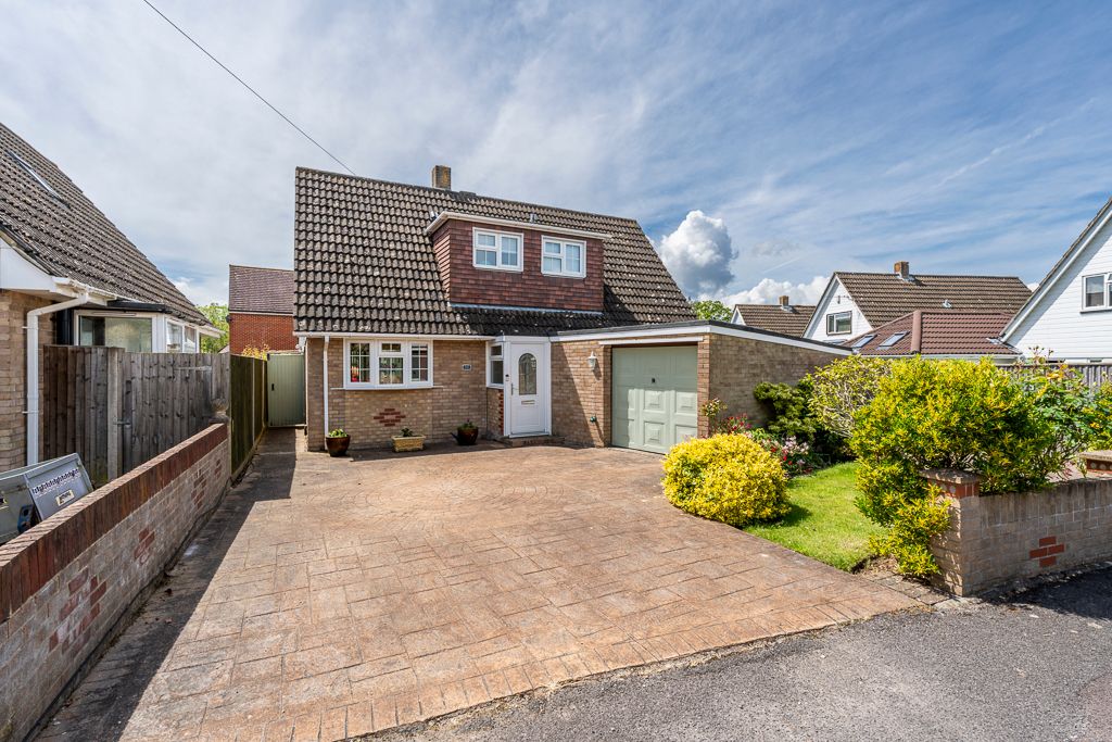 3 bed detached bungalow for sale in Chichester Close, Sarisbury Green