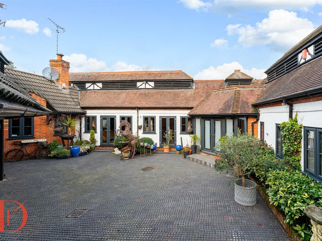 4 bed property for sale in Connaught Avenue, Loughton IG10, £1,200,000