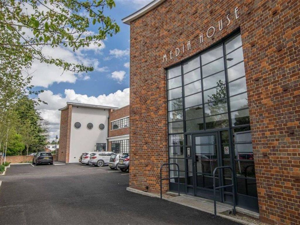 2 bed flat to rent in Ware Road, Hertford SG13, £2,300 pcm Zoopla