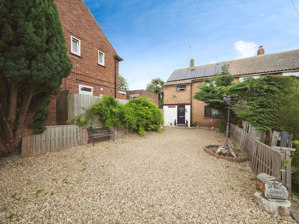 3 bed semidetached house for sale in Long Close, Luton LU2, £340,000