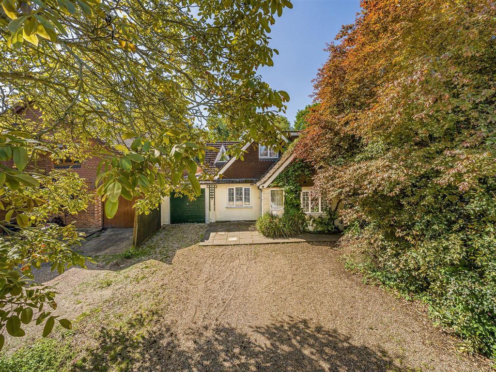 4 bed linkdetached house for sale in Nine Mile Ride, Finchampstead