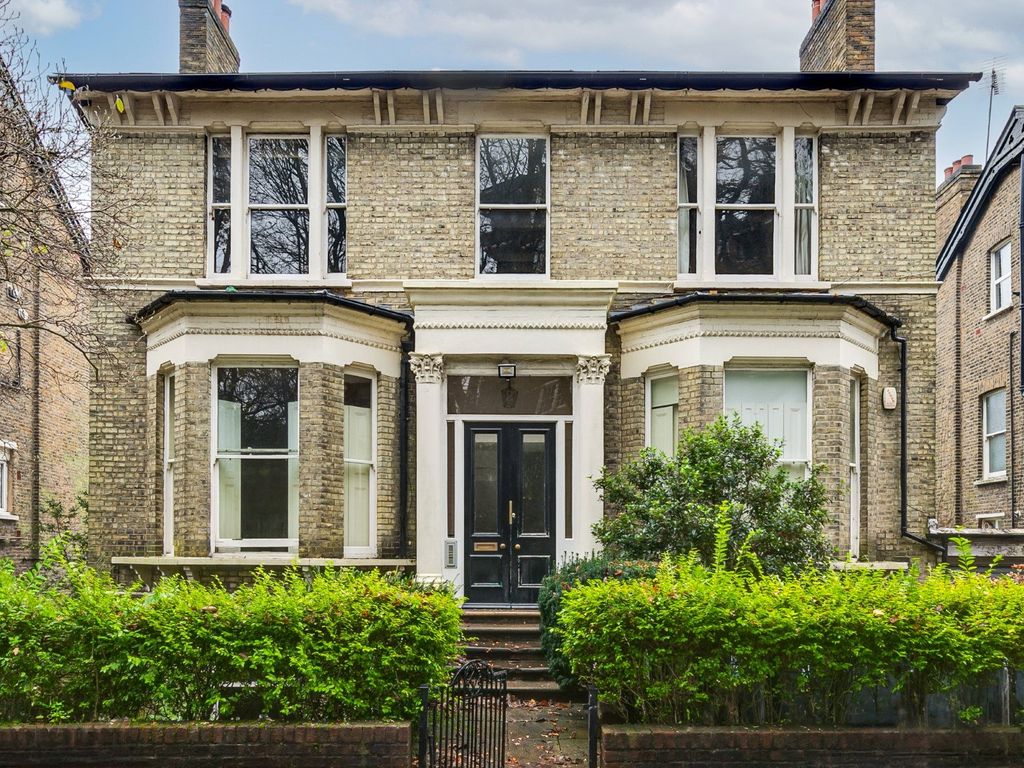3 bed flat for sale in The Park, Highgate Village, London N6, £950,000