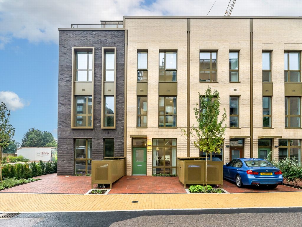 4 bed terraced house to rent in Handley Drive, Blackheath SE3, £3,500