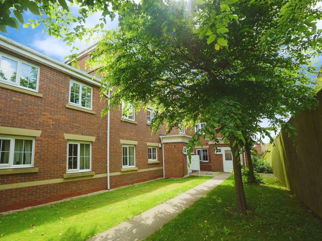 2 bed flat for sale in Scott Street, Great Bridge, Tipton DY4, £130,000