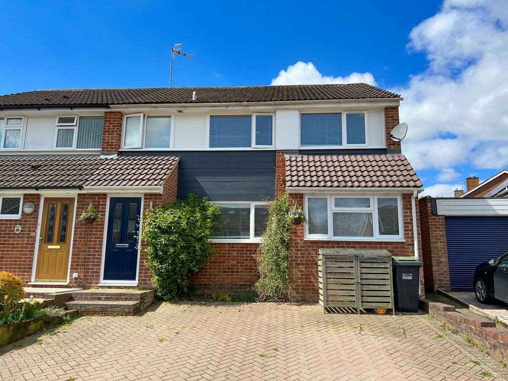 4 bed semidetached house for sale in Charlwoods Road, East Grinstead