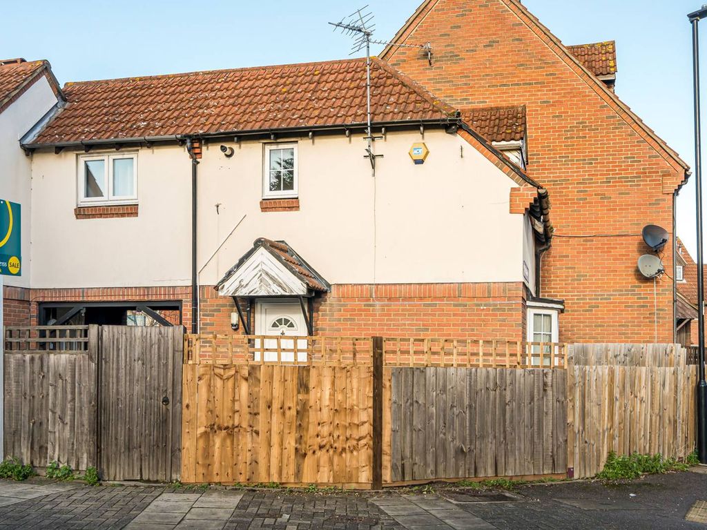 1 bed terraced house for sale in Nickelby Close, Thamesmead, London