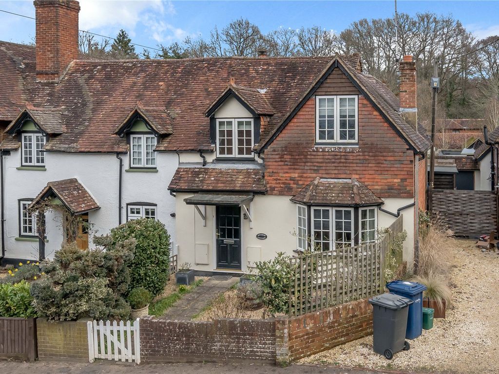 3 bed flat for sale in Petworth Road, Chiddingfold, Godalming, Surrey