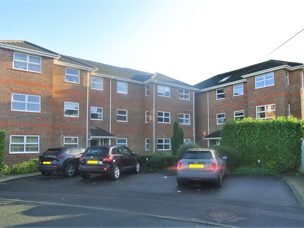 2 bed flat for sale in Barker Road, Chertsey KT16 Zoopla