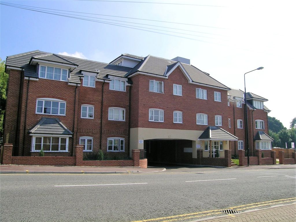 2 bed flat to rent in Chilton Place, Park Street, Aylesbury