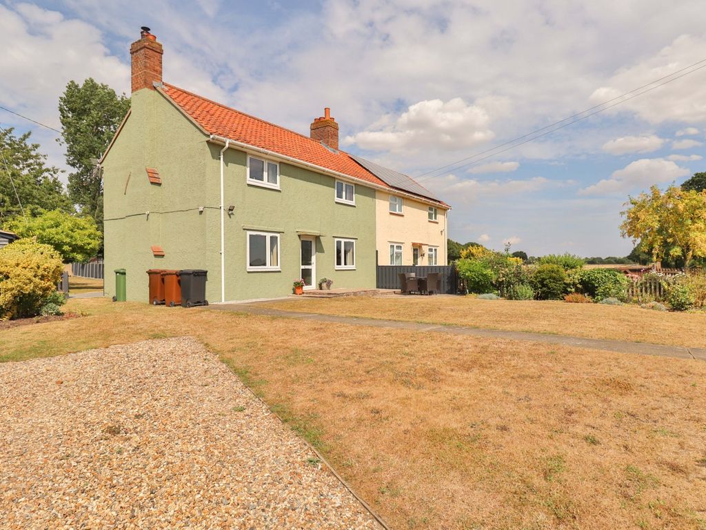 3 bed semidetached house for sale in Goose Green, Winfarthing, Diss