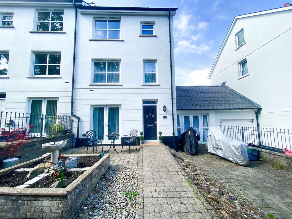 5 bed town house for sale in Kensington Gardens, Haverfordwest SA61, £