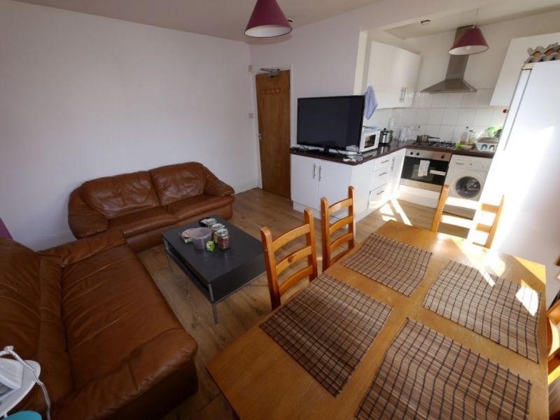Room to rent in Mayville Avenue, Hyde Park, Leeds LS6, £416 pcm Zoopla