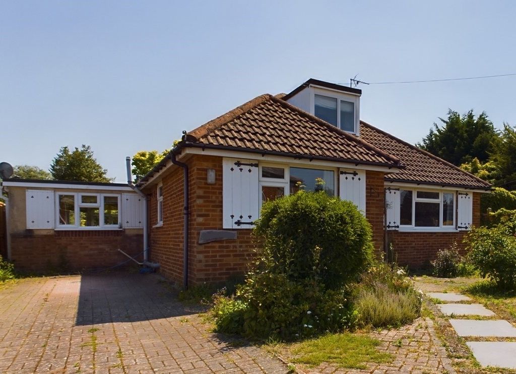 2 bed detached bungalow for sale in Green Lane, Bursledon, Southampton