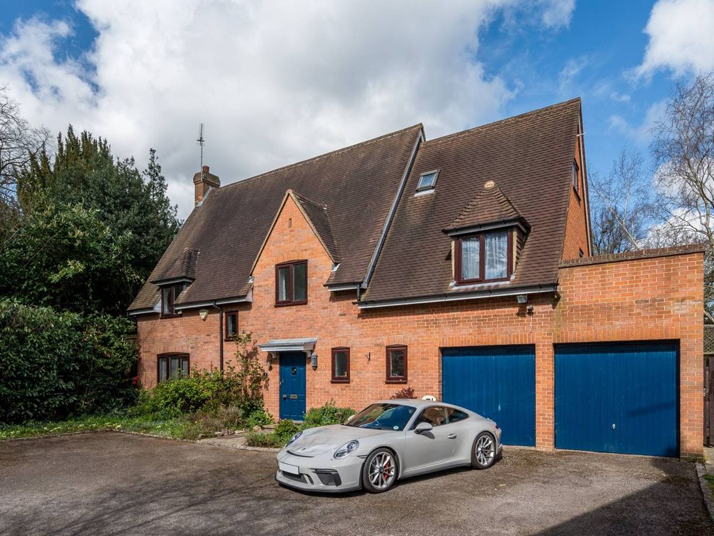 6 bed detached house for sale in Court, Maidenhead SL6, £975,000