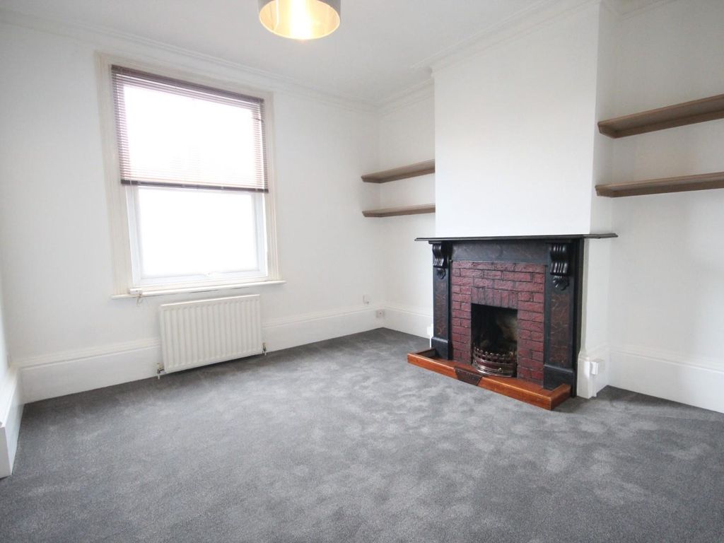 2 bed flat to rent in St. James Road, East Grinstead RH19, £1,100 pcm