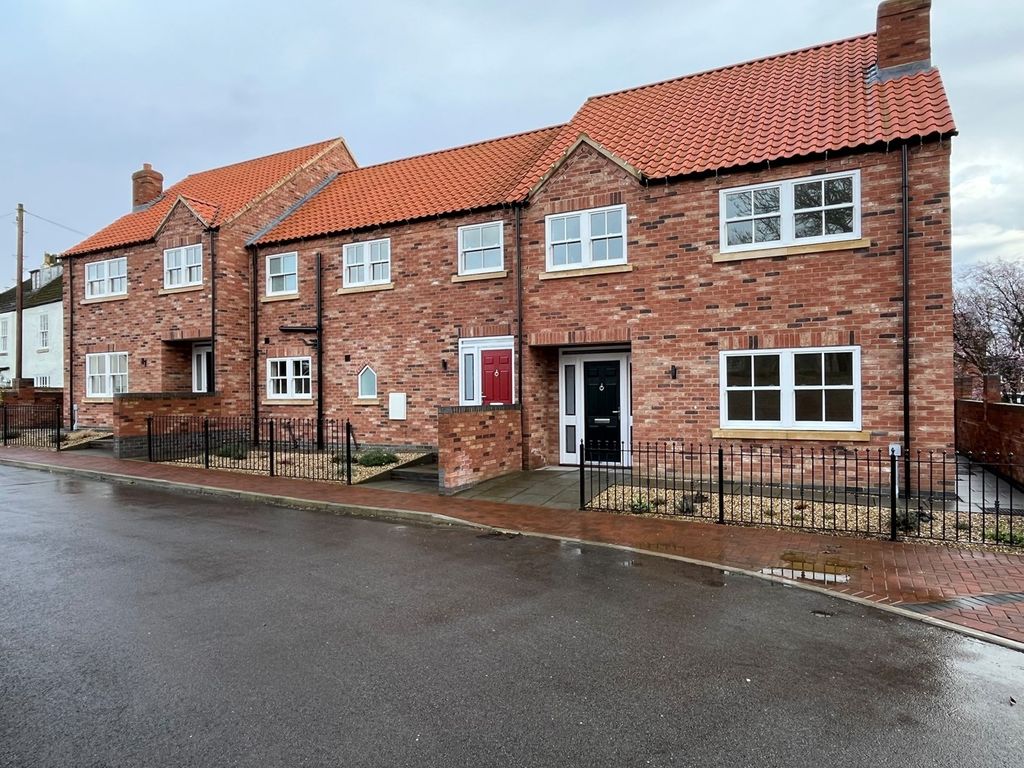 3 bed end terrace house for sale in Church Street, Crowle DN17, £