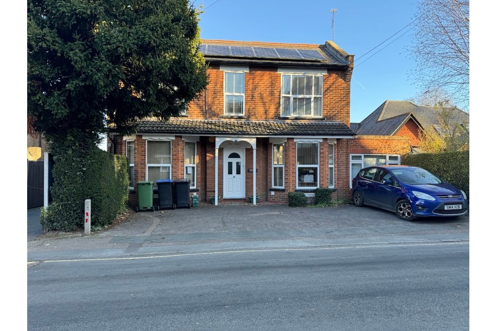 2 bed to rent in Grove Road, Woking, Woking GU21, £1,200 pcm