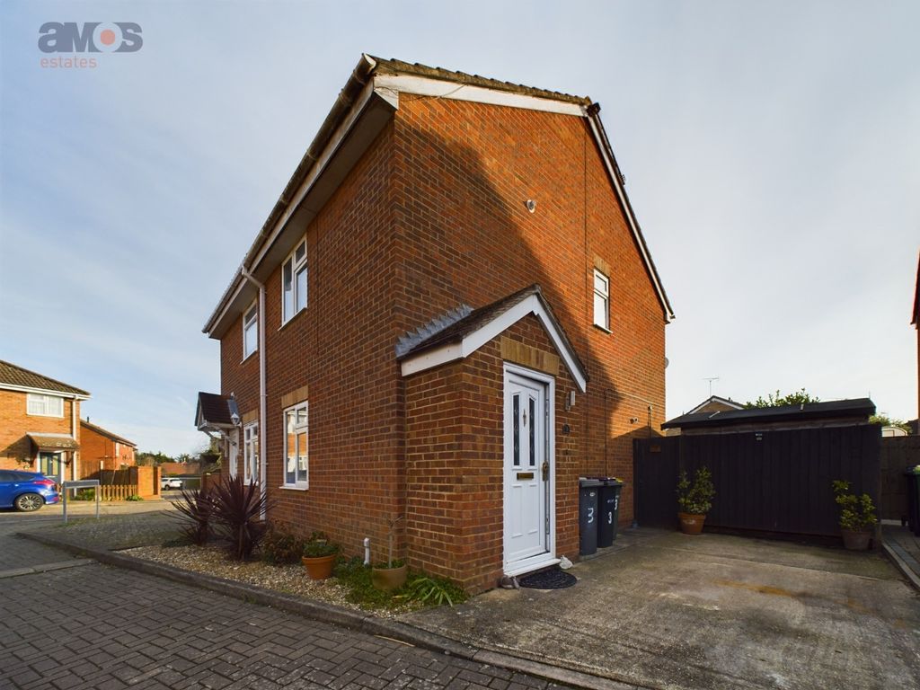2 bed semidetached house for sale in Beatrice Close, Hockley, Essex