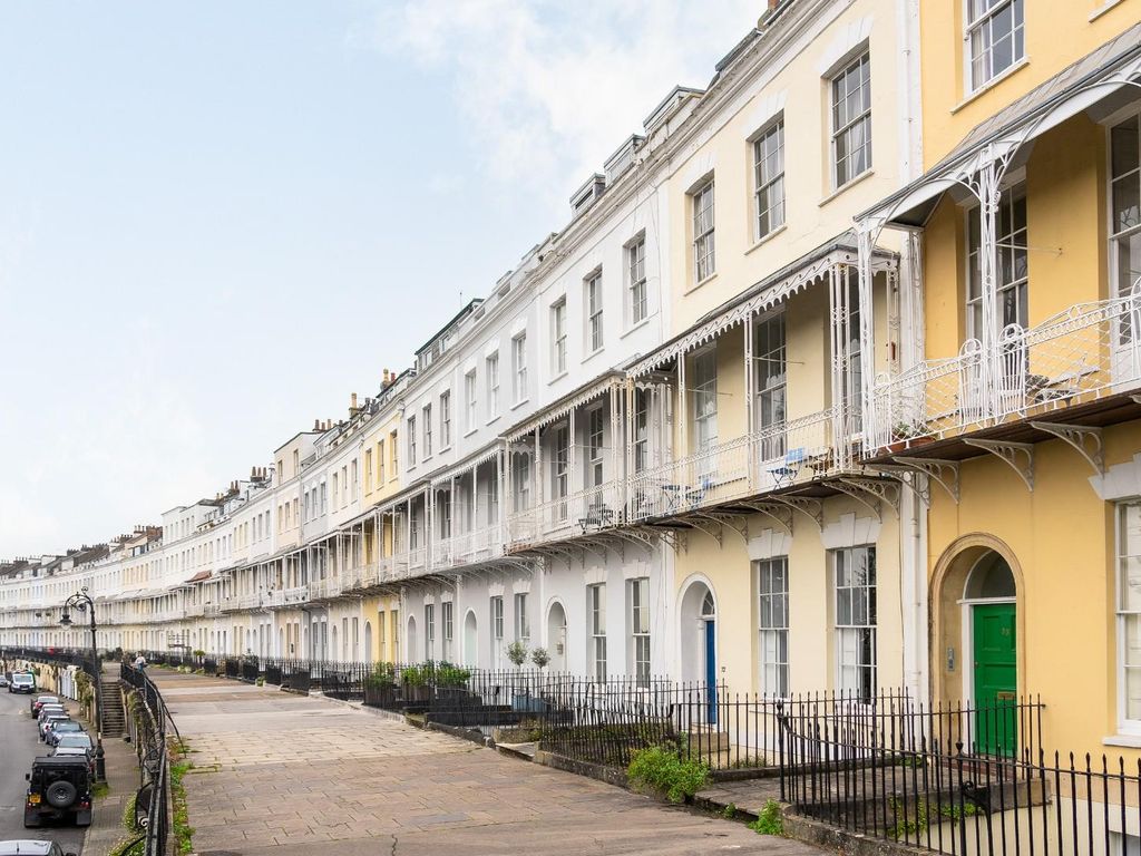 2 bed flat for sale in Royal York Crescent, Clifton, Bristol BS8, £