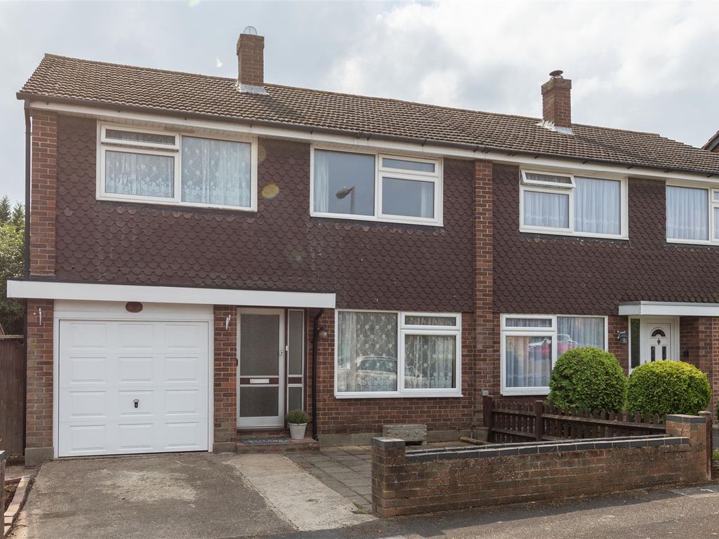 3 bed semidetached house for sale in Woodedge Close, London E4, £