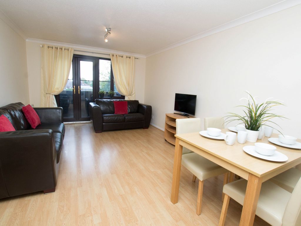 1 bed flat to rent in Godolphin Court, Southgate, Crawley RH10, £1,075