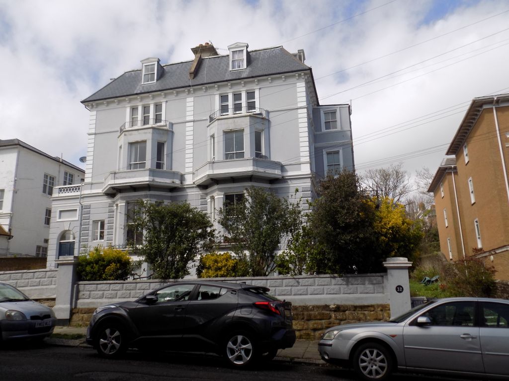 2 bed flat to rent in Pevensey Road, St Leonards On Sea, East Sussex