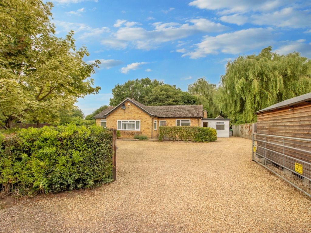 3 bed detached bungalow for sale in Stoney Road, Roydon, King's Lynn