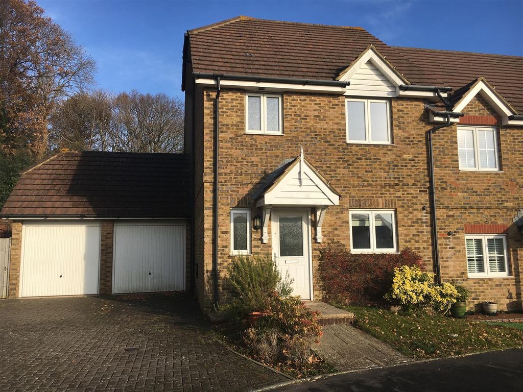 3 bed semidetached house to rent in Fleetwood Close, St. LeonardsOn