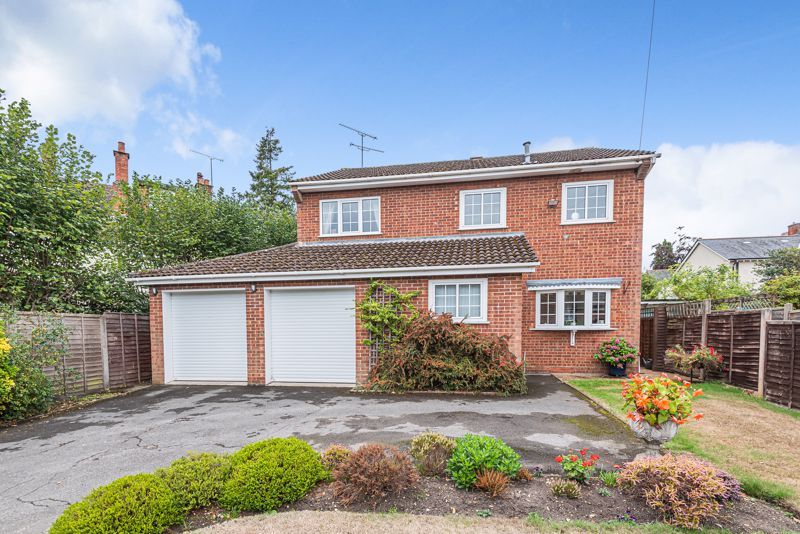 4 bed detached house for sale in Avondale Road, Fleet, Hampshire GU51