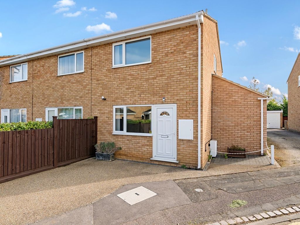 2 bed end terrace house for sale in Dunstable Close, Flitwick MK45, £