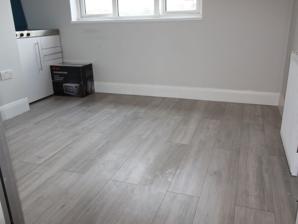 Studio to rent in Burnley Road, Dollis Hill/Willesden NW10, £1,050 pcm