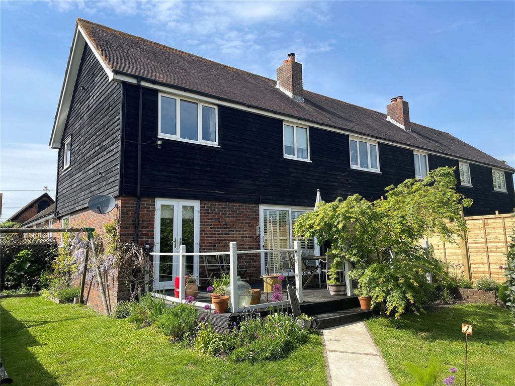 3 bed semidetached house for sale in Stonegate Court, Stonegate