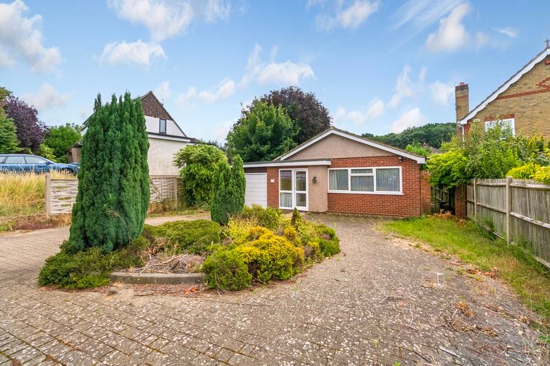 3 bed detached bungalow for sale in Glenavon Close, Claygate, Esher